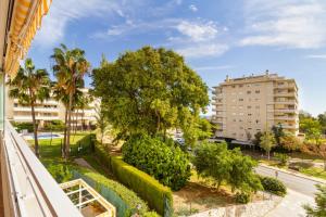 Vonkajšia záhrada v ubytovaní Benalmadena with seasonal pool & parking near the beach