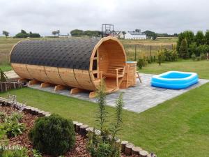 un grand bateau en bois assis dans une cour dans l'établissement Holiday Home in Mielno near Beach & Lake, à Mielenko