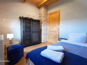 - une chambre avec un lit bleu et une commode dans l'établissement Holiday Home in Mielno near Beach & Lake, à Mielenko 24 autres photos