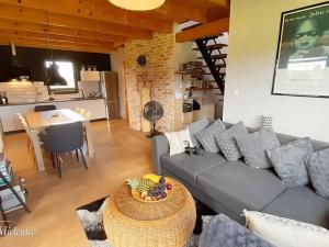 un salon avec un canapé gris et une table dans l'établissement Holiday Home in Mielno near Beach & Lake, à Mielenko