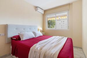 Posteľ alebo postele v izbe v ubytovaní Benalmadena with seasonal pool & parking near the beach + 16 fotografií
