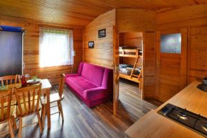 uma sala de estar com um sofá roxo e uma mesa em Holiday home in Ustronie Morskie not far from the sea em Ustronie Morskie