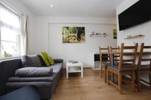 sala de estar con sofá, mesa y sillas en Ferienwohnung am Goethepark in Leipzig en Leipzig