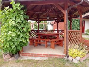 Vonkajšia záhrada v ubytovaní Cottage for four Person near Lake in Kolczewo