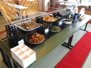 un buffet con muchos alimentos diferentes en una mesa en Chisun Grand Nagano, en Nagano