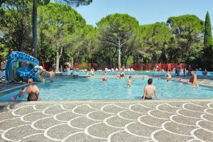 Der Swimmingpool an oder in der Nähe von Residence Belvedere, Grado