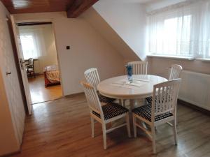 - une salle à manger avec une table et quatre chaises dans l'établissement Holiday home in Stepnica, à Stepnica