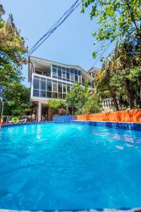 una gran piscina azul frente a un edificio en Guest House Irina, en Loo