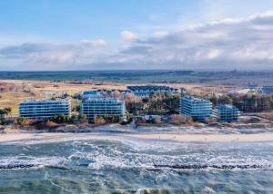 an aerial view of a beach with hotels at Apartament na wydmie - Darłowo in Darłowo