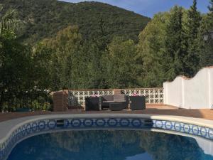 una piscina con una montaña en el fondo en Casa Benamahoma, en Benamahoma