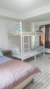 Двухъярусная кровать или двухъярусные кровати в номере OYO 75396 Look Shine Apartment