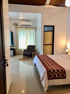 Кровать или кровати в номере SHANU'S SEASIDE INN - A Family-Run Guesthouse just 100 metres from Candolim Beach