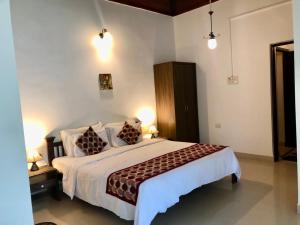 Кровать или кровати в номере SHANU'S SEASIDE INN - A Family-Run Guesthouse just 100 metres from Candolim Beach