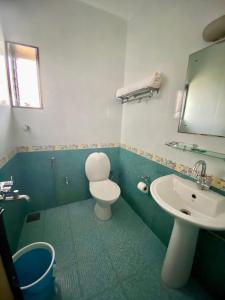 Ванная комната в SHANU'S SEASIDE INN - A Family-Run Guesthouse just 100 metres from Candolim Beach