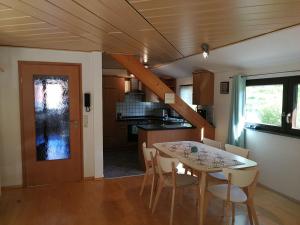ein Esszimmer und eine Küche mit einem Tisch und Stühlen in der Unterkunft Ferienwohnung Glashütte in Sankt Märgen