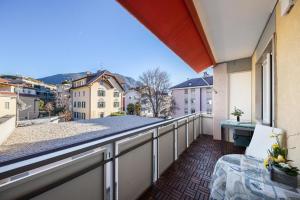 balcón con vistas a la ciudad en Apartment Huita en Bolzano