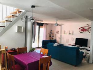 Et tv og/eller underholdning på BONITO ÁTICO AIRE ACONDICIONADO y BARBACOA