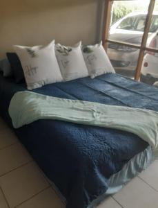 En eller flere senge i et værelse på NATS One Overnight Apartment Double bed