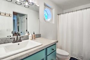 Sapphireにある2 Mi to Sapphire Resort Home with Hot Tub and Games!の洗面台、トイレ、シャワー付きのバスルーム +25枚の写真