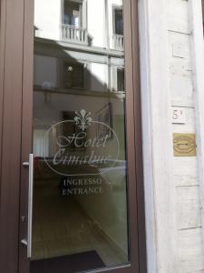 una puerta de cristal con un cartel para un distribuidor de café en Hotel Cimabue en Florence