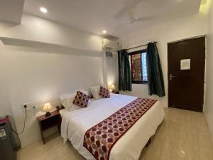 Кровать или кровати в номере SHANU'S SEASIDE INN - A Family-Run Guesthouse just 100 metres from Candolim Beach