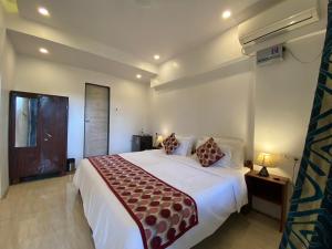 Кровать или кровати в номере SHANU'S SEASIDE INN - A Family-Run Guesthouse just 100 metres from Candolim Beach