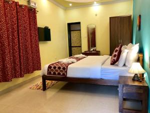 Кровать или кровати в номере SHANU'S SEASIDE INN - A Family-Run Guesthouse just 100 metres from Candolim Beach