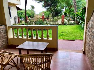 Сад в SHANU'S SEASIDE INN - A Family-Run Guesthouse just 100 metres from Candolim Beach
