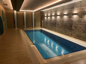 einen großen Pool in einem Zimmer mit in der Unterkunft The Y Istanbul Suites in Istanbul