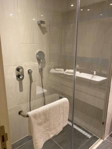Ein Badezimmer in der Unterkunft The Y Istanbul Suites