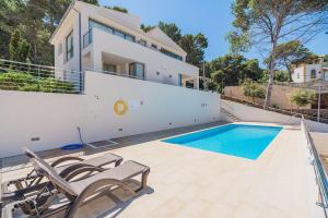 una imagen de una villa con piscina en Molins 5, en Cala de Sant Vicent
