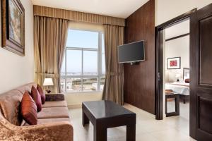 Ramada by Wyndham Karachi Creek的电视和/或娱乐中心