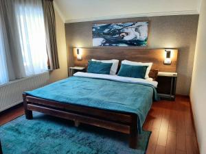 מיטה או מיטות בחדר ב-Sky Villa Brezovice