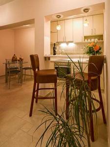 Una cocina y un comedor con mesa y sillas. en Apartments Twins, en Herceg-Novi