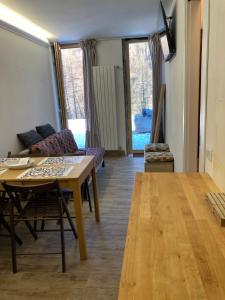 - un salon avec une table et un canapé dans l'établissement MariSole Apt Lago Rotondo, à Mezzana