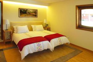 1 dormitorio con 1 cama con manta roja y blanca en Semi-detached house Afife - PON03248-L, en Afife