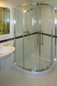 y baño con ducha y puerta de cristal. en Semi-detached house Afife - PON03248-L, en Afife
