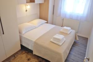 Posteľ alebo postele v izbe v ubytovaní Apartment in Maslenica with Sea View