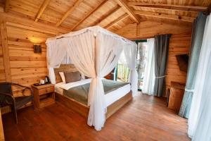 Cama ou camas em um quarto em Symbola Oludeniz Beach Hotel