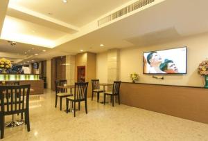 TV a/nebo společenská místnost v ubytování Gateway Hotel Pratunam