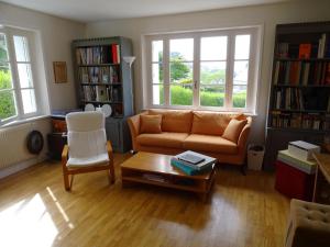 uma sala de estar com um sofá e uma mesa em Villa Plougasnou - BRE05110i-O em Plougasnou