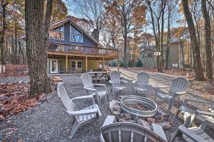 Imagen de la galería de Spacious Poconos Home - Deck, Fire Pit and Game Room, en Lake Harmony