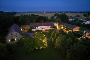 eine Luftansicht eines Hauses in der Nacht in der Unterkunft Relais & Châteaux Gutshaus Stolpe in Stolpe