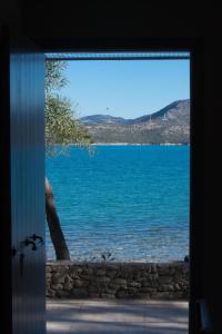 widok drzwi na wodę z domu w obiekcie The Beach House-Valley of love w mieście Episkopos