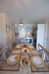 stół z talerzami jedzenia w kuchni w obiekcie The Beach House-Valley of love w mieście Episkopos