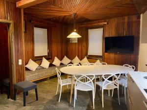 - une salle à manger avec une table, des chaises et un canapé dans l'établissement Chalet Motta, à Valtournenche