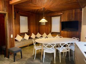 Televízia a/alebo spoločenská miestnosť v ubytovaní Chalet Motta