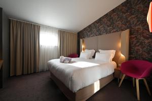 Кровать или кровати в номере Dali Hôtel Perpignan - Restaurant