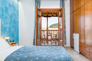 Postel nebo postele na pokoji v ubytování Aeolos Hotel