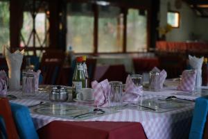 Restaurace v ubytování Forest Hideaway Resort Pvt Ltd + 37 fotografií